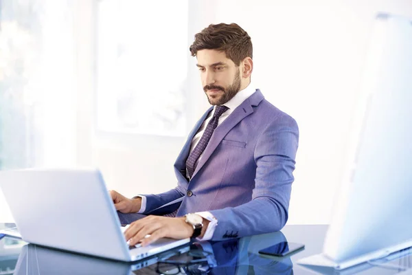 Joven Asistente Financiero Hombre Negocios Vistiendo Traje Mientras Está Sentado —  Fotos de Stock