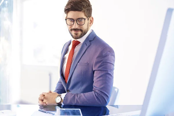 Tiro Homem Negócios Bonito Vestindo Terno Óculos Enquanto Sentado Mesa — Fotografia de Stock