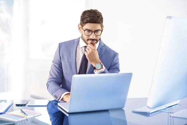 Porträtaufnahme Des Geschäftsmannes Anzug Während Schreibtisch Hinter Seinem Laptop Sitzt — Stockfoto