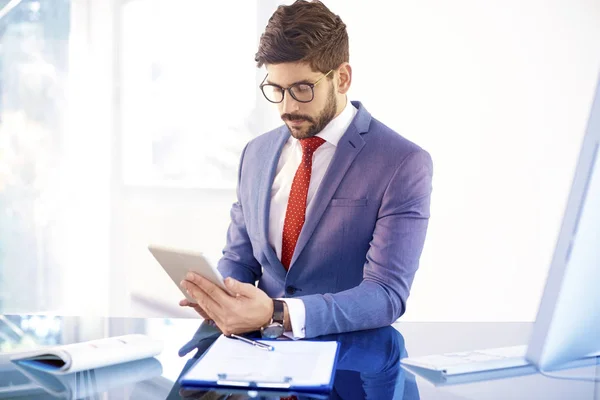 Portret Przystojny Asystent Finansowy Biznesmena Pomocą Cyfrowego Tabletu Siedząc Biurze — Zdjęcie stockowe