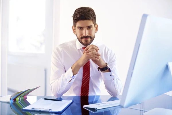 Portrait Young Businessman Looking Camera Smiling While Sitting His Computer — Stock Photo, Image