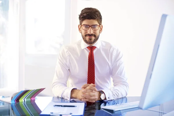 Yatırım Danışmanı Adamının Portresi Ofis Masasında Oturmuş Bilgisayar Başında Kameraya — Stok fotoğraf