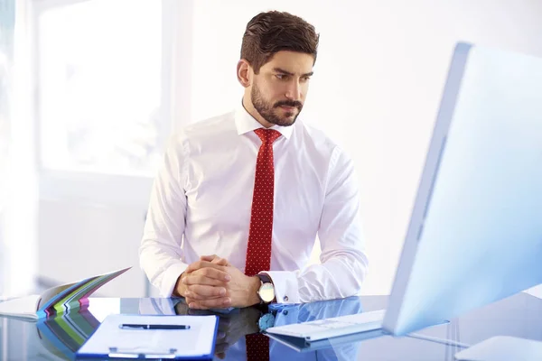 Retrato Tiro Pensar Jovem Empresário Vestindo Camisa Gravata Enquanto Sentado — Fotografia de Stock