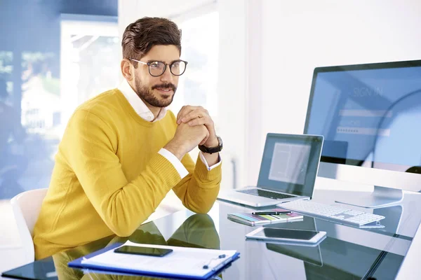Portrét Neformální Mladý Podnikatel Zamyšleně Sedí Notebook Počítač Kanceláři Multitasking — Stock fotografie