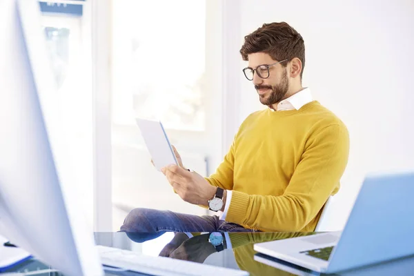 Retrato Homem Negócios Jovem Casual Segurando Tablet Digital Sua Mão — Fotografia de Stock