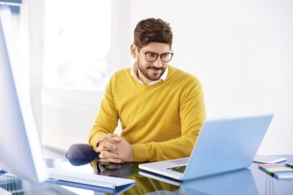 Denkender Junger Geschäftsmann Lässiger Kleidung Während Büro Laptop Arbeitet — Stockfoto