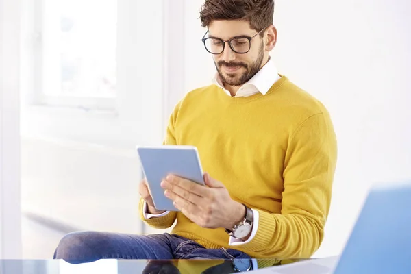 Retrato Homem Negócios Jovem Casual Segurando Tablet Digital Sua Mão — Fotografia de Stock