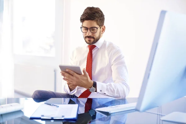 Tiro Jovem Empresário Usando Tablet Digital Enquanto Está Sentado Escritório — Fotografia de Stock