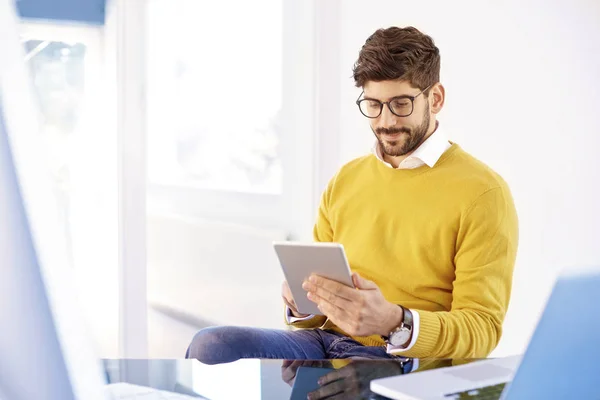 Retrato Homem Negócios Jovem Casual Segurando Tablet Digital Sua Mão — Fotografia de Stock