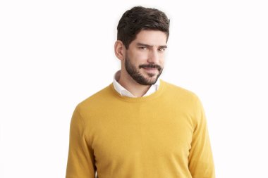 Kameraya bakarak ve izole beyaz arka plan ayakta iken gömlek ve kazak giymiş yakışıklı genç adam portresi. 