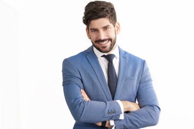 Takım elbise ve kravat takıyor ve izole beyaz arka plan, dururken gülümseyen gülümseyen genç profesyonel işadamı portresi. 
