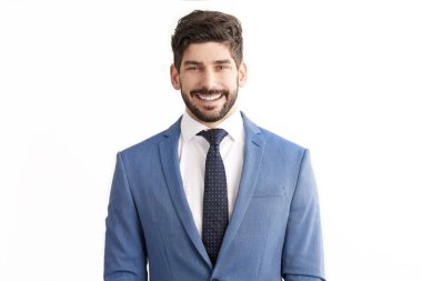 Takım elbise ve kravat takıyor ve izole beyaz arka plan, dururken gülümseyen gülümseyen genç profesyonel işadamı portresi. 