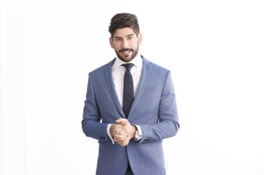Takım elbise ve kravat takıyor ve izole beyaz arka plan, dururken gülümseyen gülümseyen genç profesyonel işadamı portresi. 