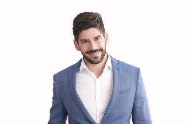 İzole edilmiş beyaz arka planda duran takım elbiseli genç işadamının stüdyo portresi. 