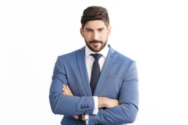 Silah stüdyo portre genç adam kameraya bakarak ve gülümseyen beyaz t gömlek giymiş geçti. Beyaz arka plan üzerinde izole.