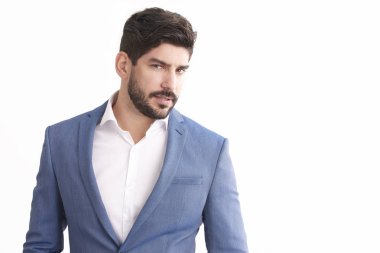 Stüdyo iş portre profesyonel gencin izole beyaz arka plan ayakta ve kameraya bakarak süre takım elbise.