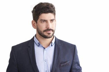 Ciddi yüz uzak duran izole beyaz arka plan, seyir ile genç işadamı stüdyo çekim. 