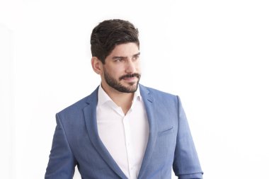 Takım elbise ve uzak duran izole beyaz arka plan, arayan genç işadamı Studio vurdu. 