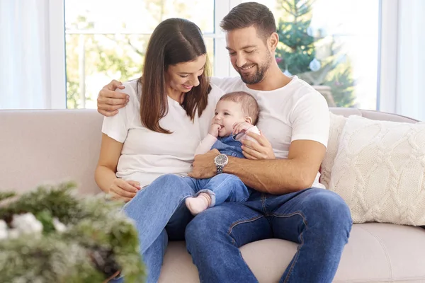 Feliz Familia Joven Sentado Sofá Con Niña Disfrutar Compañía Los — Foto de Stock