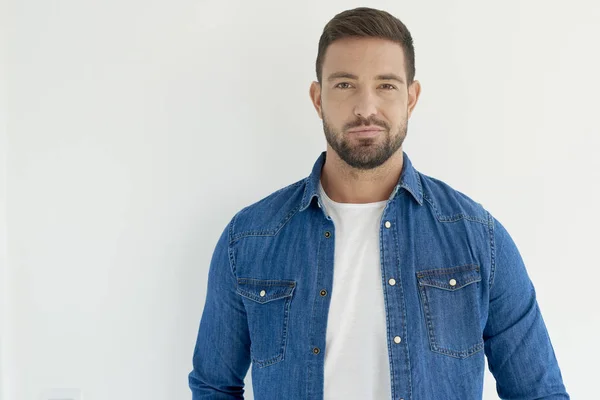 Retrato Joven Vestido Con Ropa Casual Mirando Cámara Mientras Está — Foto de Stock