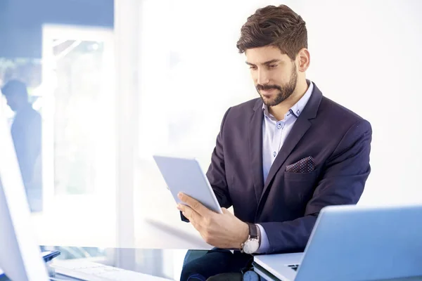 Joven Asistente Ventas Hombre Negocios Que Usa Traje Tableta Digital —  Fotos de Stock