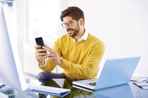 Retrato Foto Jovem Empresário Casual Usando Seu Telefone Celular Mensagens — Fotografia de Stock