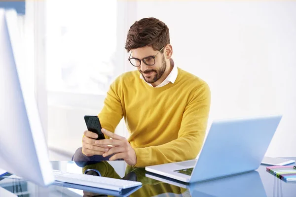 Portraitaufnahme Eines Jungen Gelegenheitsunternehmers Der Sein Handy Und Sms Benutzt — Stockfoto