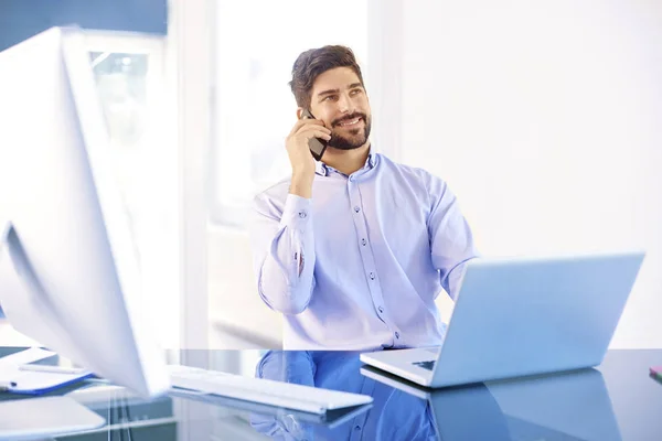 Feliz Hombre Negocios Usando Camisa Mientras Está Sentado Escritorio Oficina —  Fotos de Stock