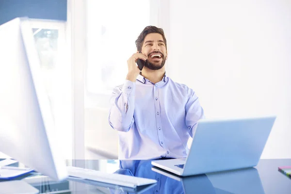 Glücklicher Geschäftsmann Hemd Während Schreibtisch Hinter Seinem Laptop Sitzt Und — Stockfoto