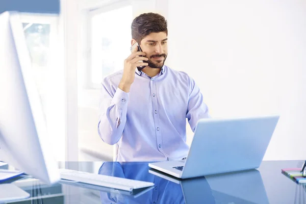 Homem Negócios Feliz Vestindo Camisa Enquanto Sentado Mesa Escritório Atrás — Fotografia de Stock