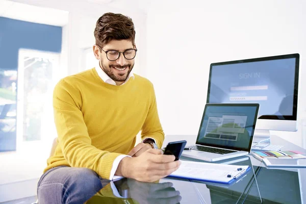 Retrato Jovem Empresário Feliz Usando Seu Telefone Celular Mensagens Texto — Fotografia de Stock