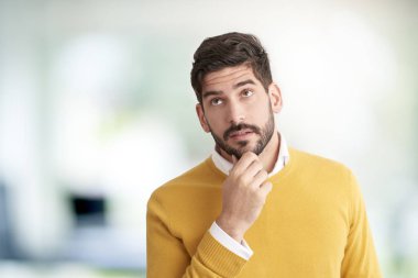 yakışıklı beyaz adam giyen sarı kazak düşünme ve beyaz arka plan poz