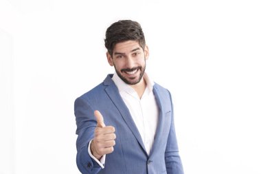 yakışıklı genç işadamı boyun kravat ve izole beyaz arka plan ayakta ve başparmak göstermek yukarıya ile takım elbise ceket