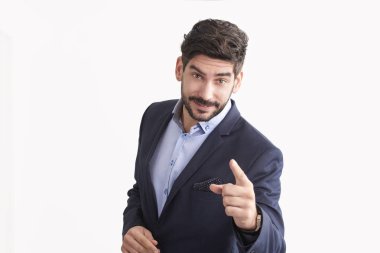 yakışıklı genç işadamı giyen takım elbise ceket ve ayakta izole beyaz arka plan