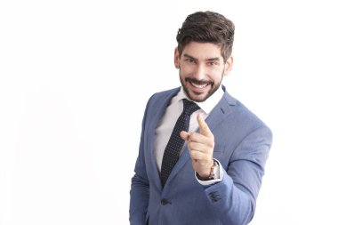 yakışıklı genç işadamı boyun kravat ve izole beyaz arka plan ayakta ve kamera üzerinde parmak işaret ile takım elbise ceket 