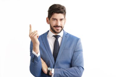 yakışıklı genç işadamı boyun kravat ve izole beyaz arka plan ayakta ve parmak işaret ile takım elbise ceket 