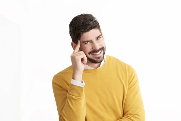Glücklich Schöner Kaukasischer Mann Trägt Gelben Pullover Und Posiert Vor — Stockfoto