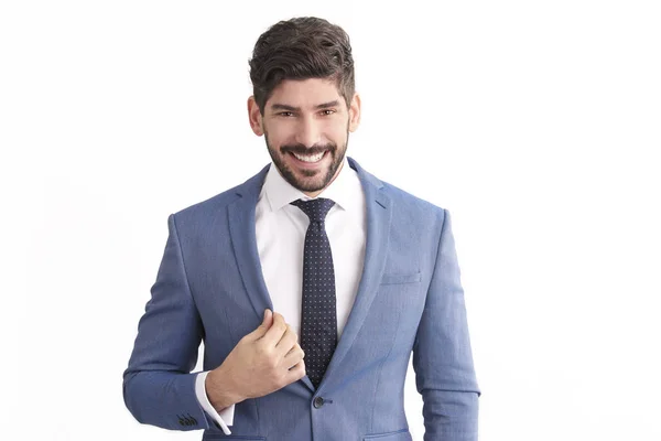 Schöner Junger Geschäftsmann Trägt Anzugjacke Mit Krawatte Und Steht Vor — Stockfoto