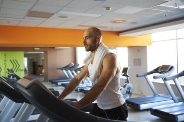Sportif Erkek spor salonunda çalışıyor. Koşu bandı üzerinde kardiyo egzersizi yapıyor. Koşu bandı üzerinde çalışan.