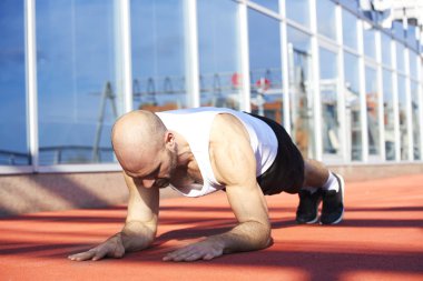 Tahta eğitim açık spor salonu park yaparken sporcu adam vurdu. 