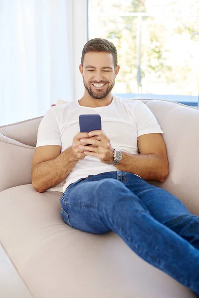 Retrato Joven Guapo Con Sonrisa Dentada Sentado Sofá Mensajes Texto — Foto de Stock