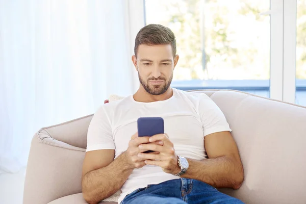 Красивый Молодой Человек Проверяет Свой Мобильный Телефон Читает Сообщения Расслабляясь — стоковое фото