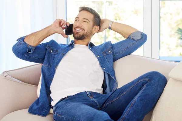 Retrato Joven Alegre Relajándose Sofá Casa Hablando Con Alguien Teléfono — Foto de Stock