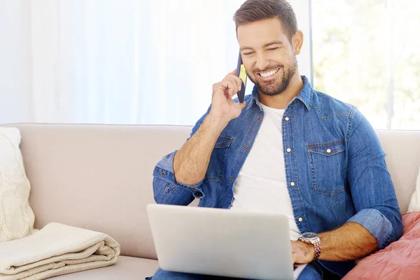 Porträt Eines Hübschen Jungen Mannes Der Anruft Und Seinen Laptop — Stockfoto