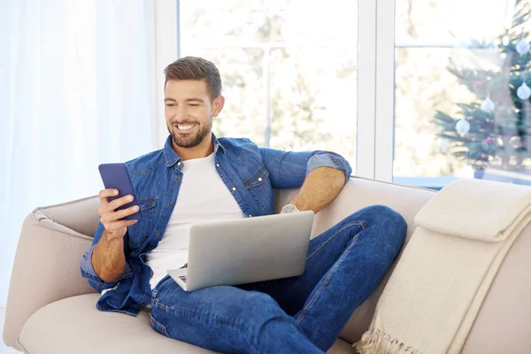 Retrato Joven Feliz Usando Ropa Casual Mientras Usa Computadora Portátil — Foto de Stock