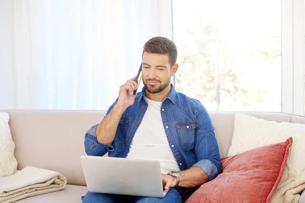 Porträt Eines Hübschen Jungen Mannes Der Anruft Und Seinen Laptop — Stockfoto