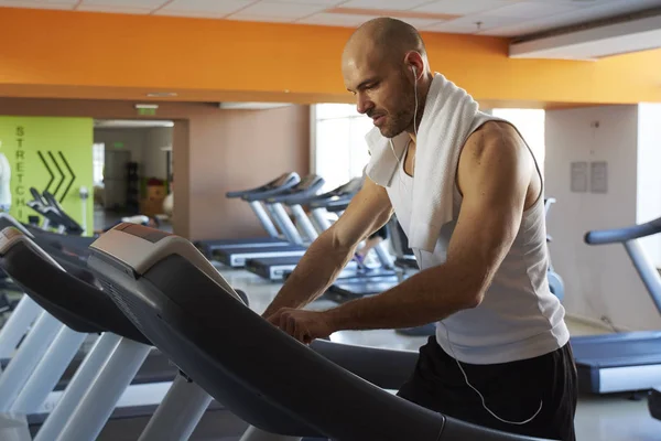 运动男正在健身房锻炼 在跑步机上做有氧训练 在跑步机上跑步 — 图库照片