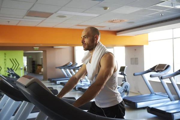 Sportif Entraîne Gymnase Faire Entraînement Cardio Sur Tapis Roulant Courir — Photo