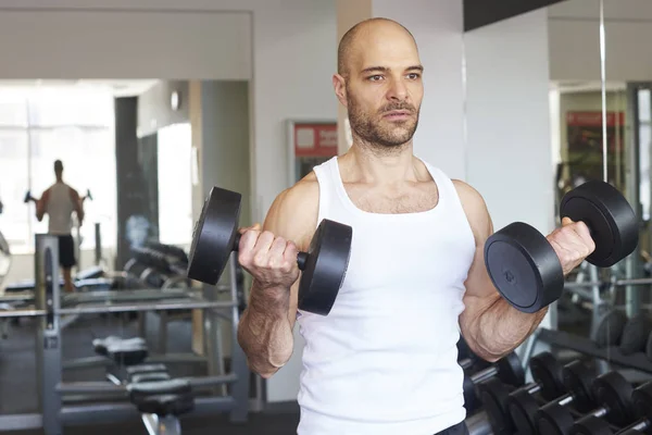 Tiro Hombre Gimnasio Haciendo Ejercicios Mancuerna Para Crear Cuerpo Más —  Fotos de Stock