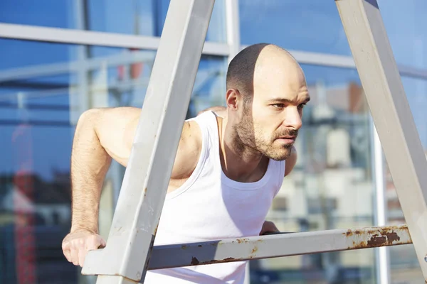 Tiro Homem Atleta Fazendo Exercícios Ginásio Livre — Fotografia de Stock